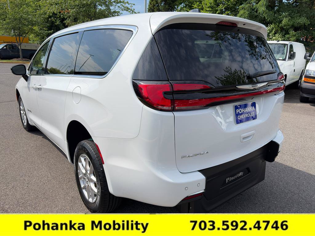 Used 2024 Chrysler Pacifica Touring-L FWD image 6