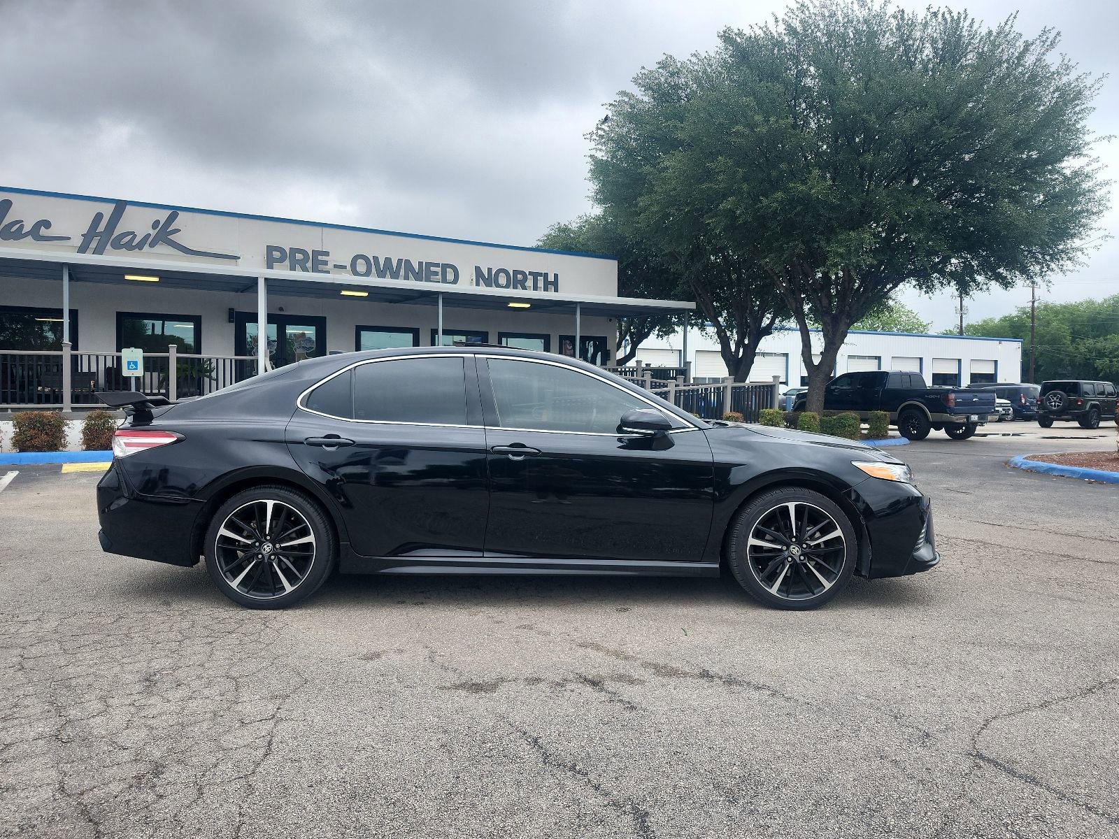 Used 2020 Toyota Camry XSE FWD image 2