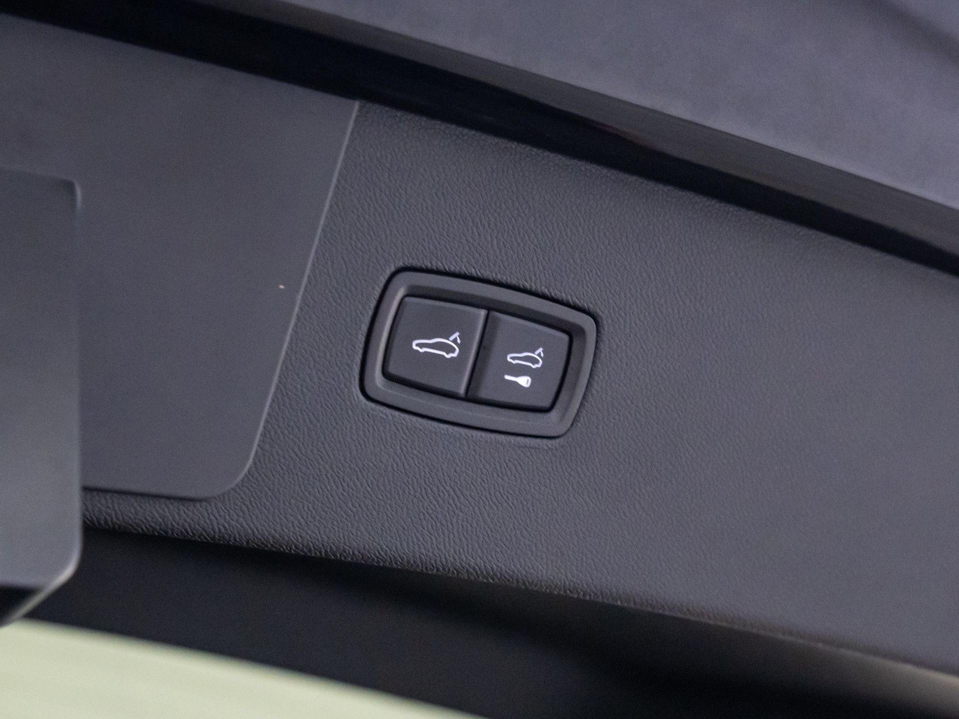 Certified 2022 Porsche Cayenne Platinum Edition image 32