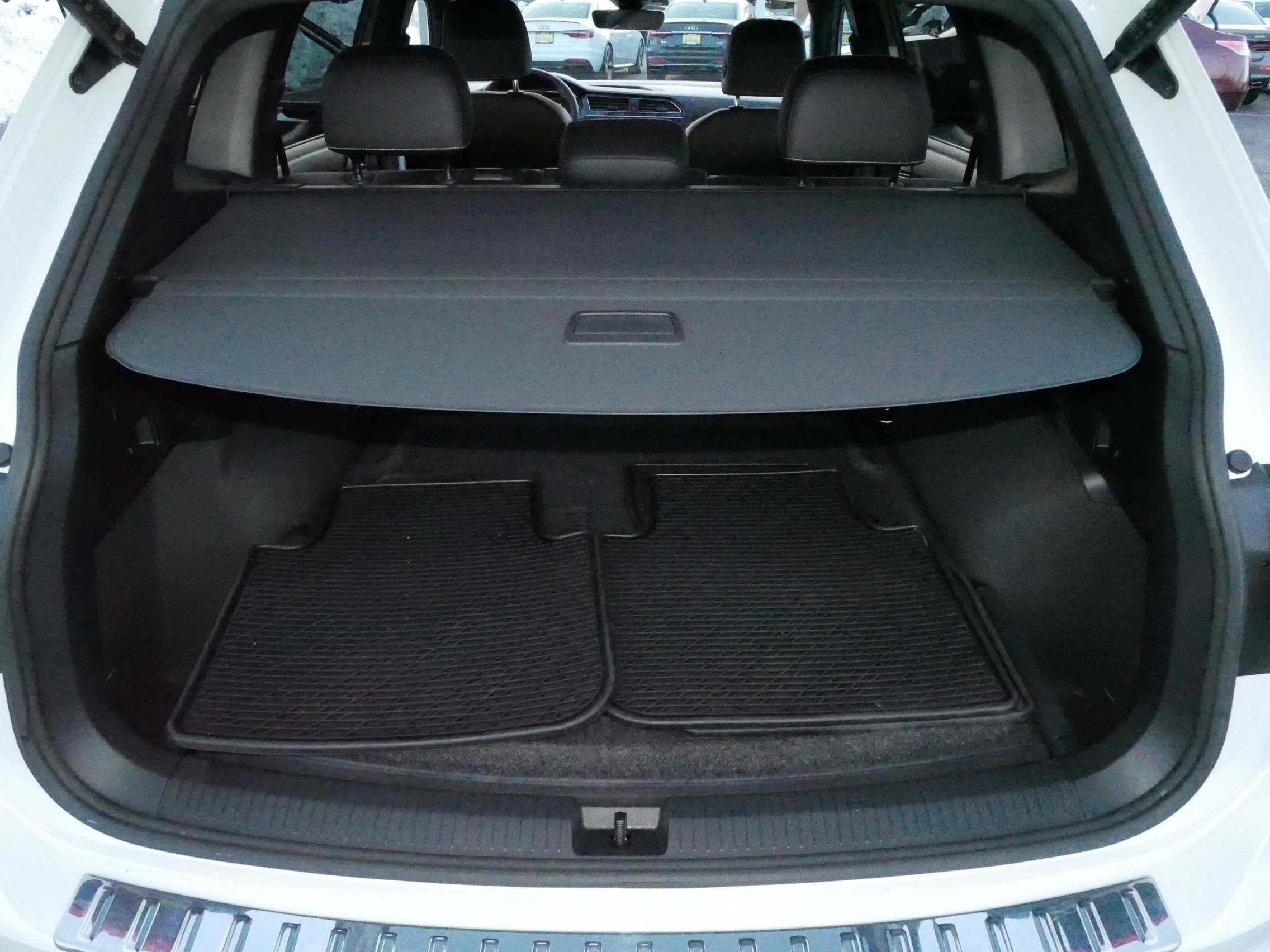 Certified 2022 Volkswagen Tiguan SEL R-Line image 18