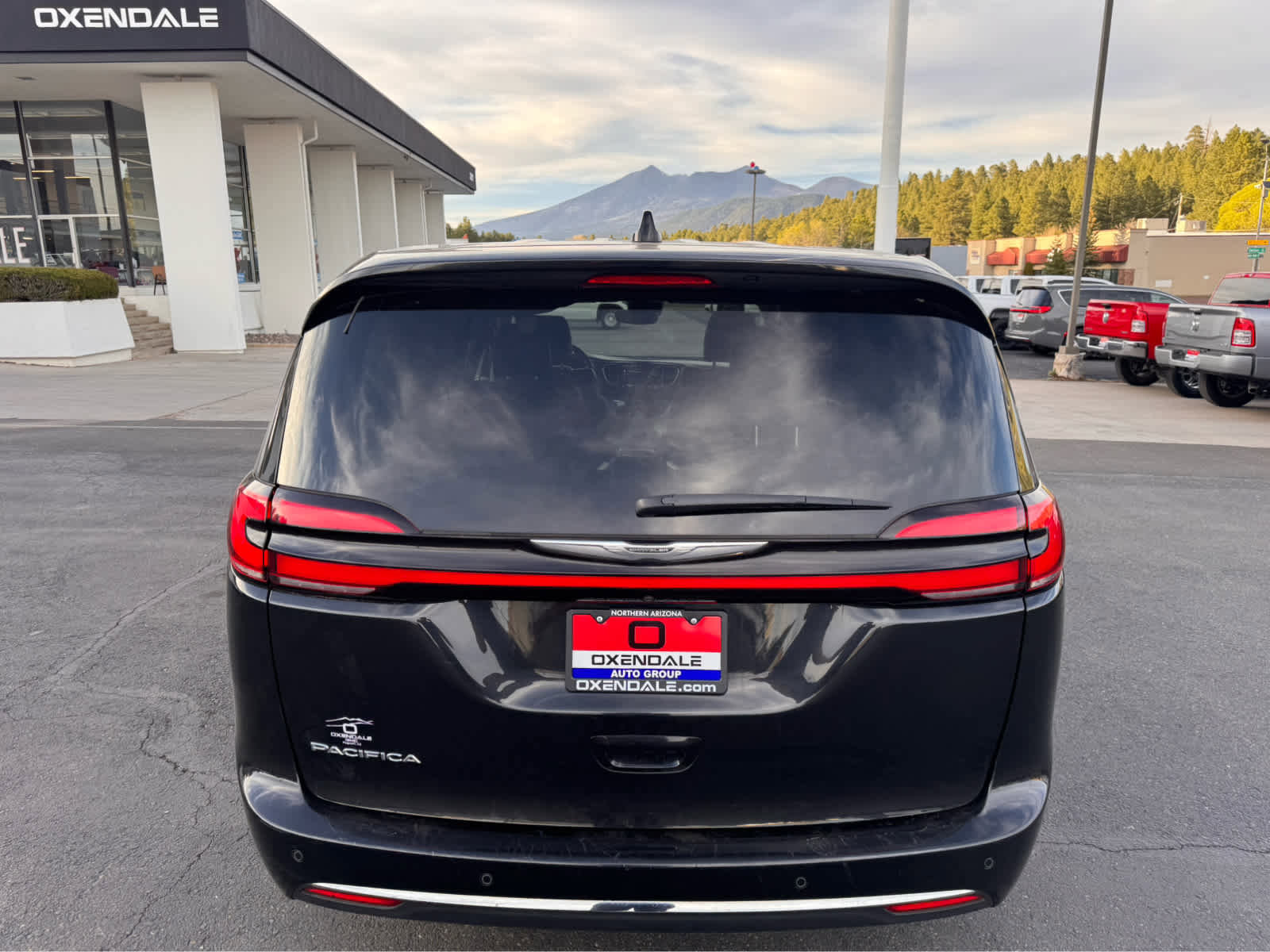 Used 2023 Chrysler Pacifica Touring-L image 4
