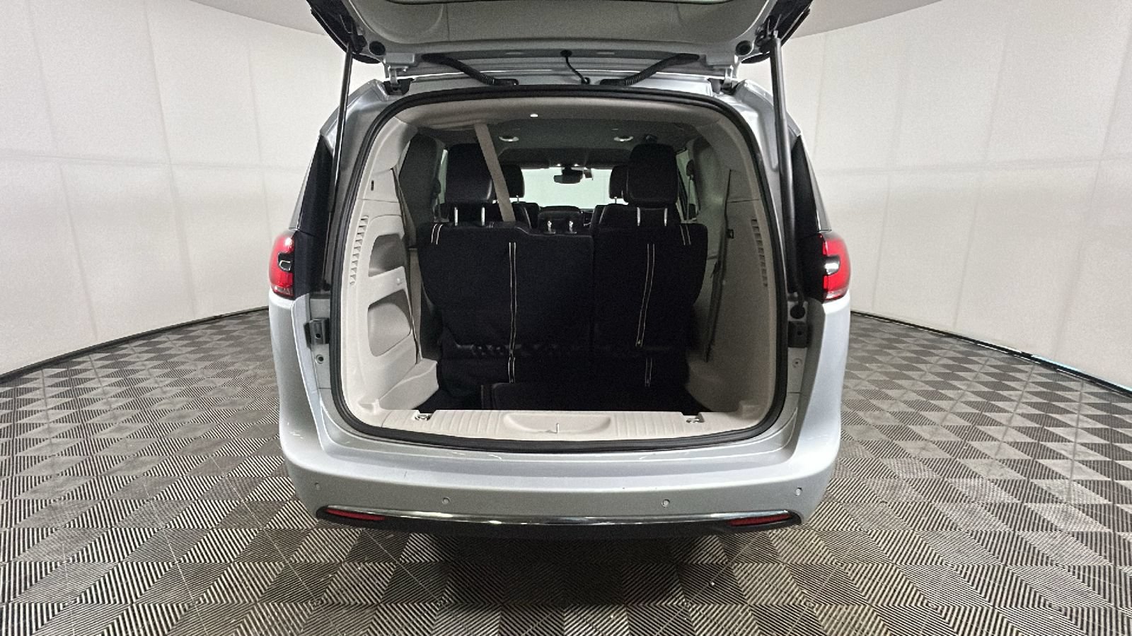 Used 2024 Chrysler Pacifica Touring-L FWD image 31