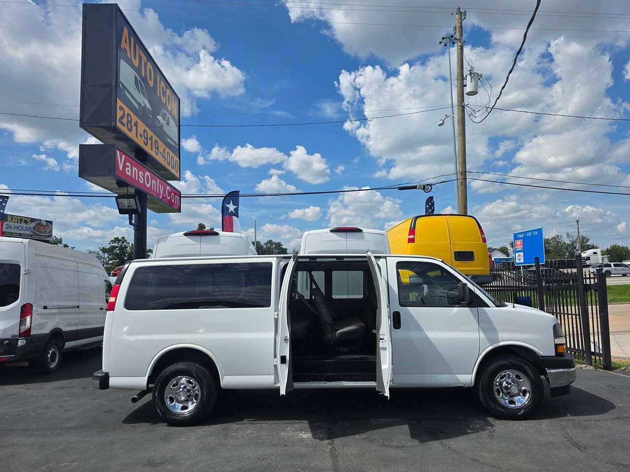 Used 2018 Chevrolet Express 3500 LT w/ LT Preferred Equipment Group RWD image 5