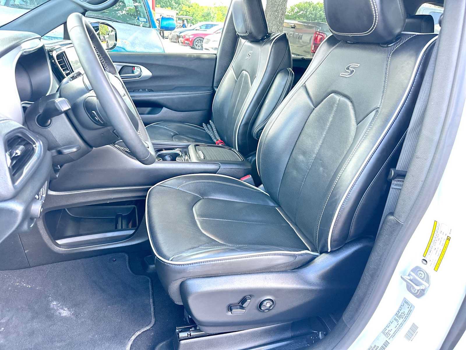 Used 2025 Chrysler Pacifica Limited FWD image 17