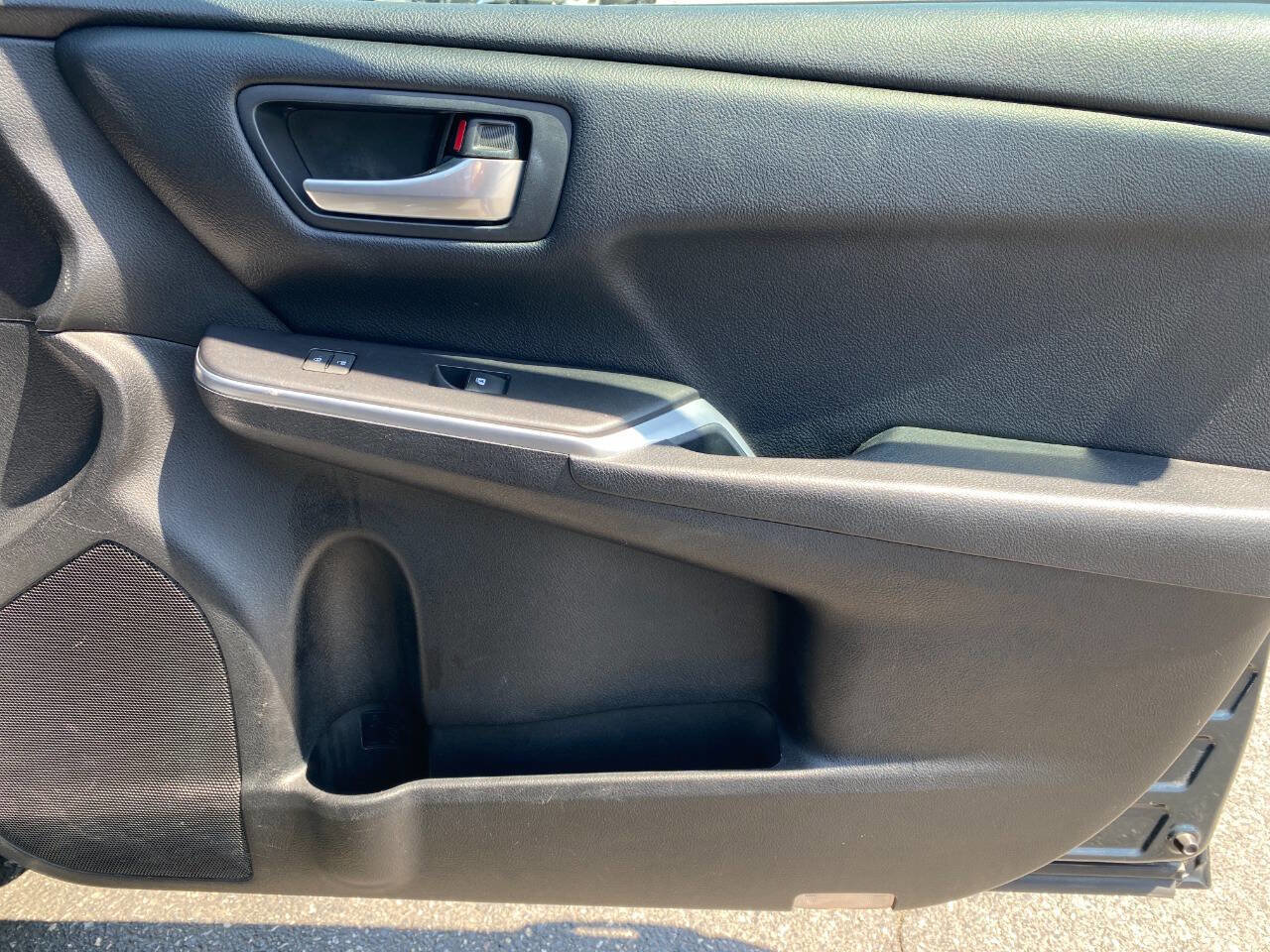 Used 2016 Toyota Camry SE FWD image 31