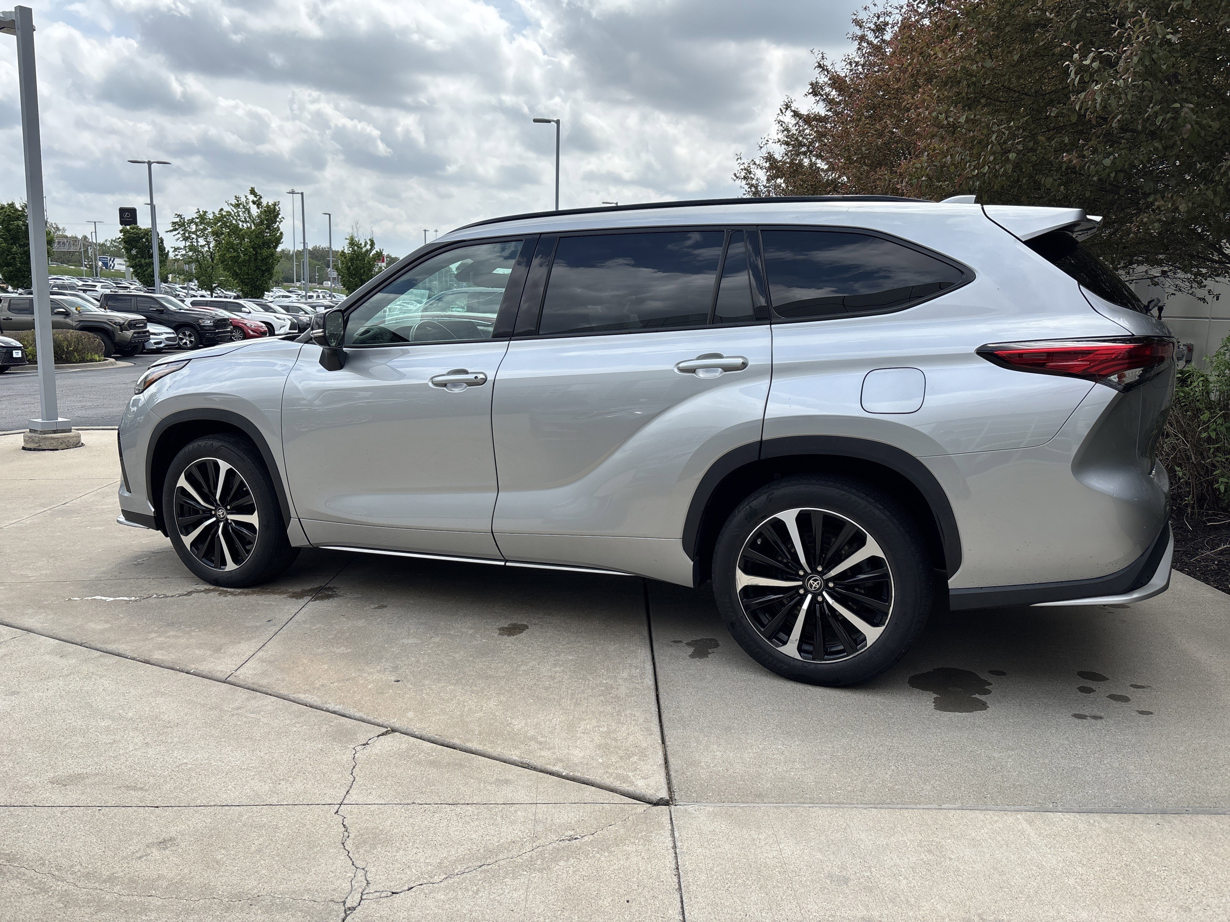 Used 2022 Toyota Highlander XSE AWD/4WD image 8