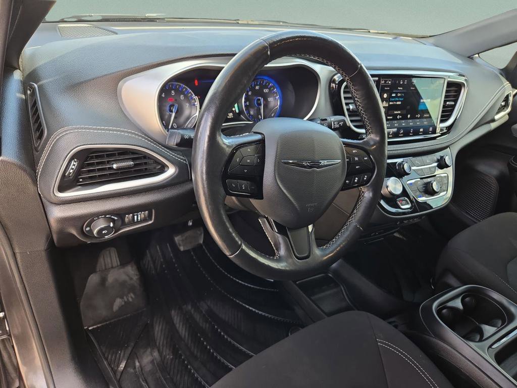Used 2021 Chrysler Pacifica Touring w/ Uconnect Theater Family Group image 34