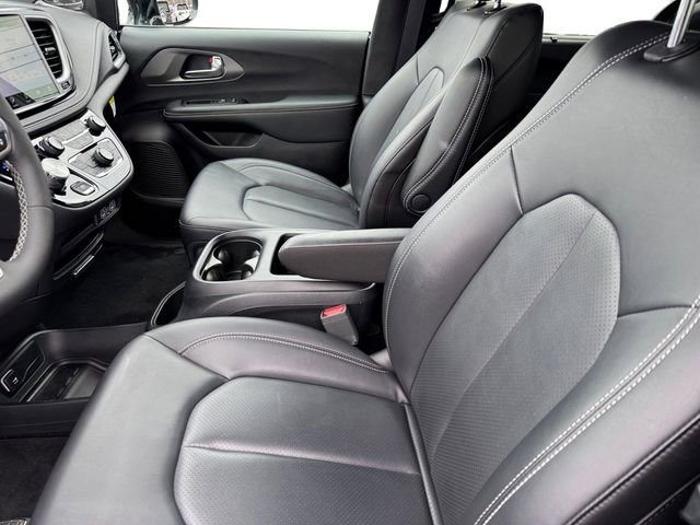 Certified 2025 Chrysler Pacifica Select image 12