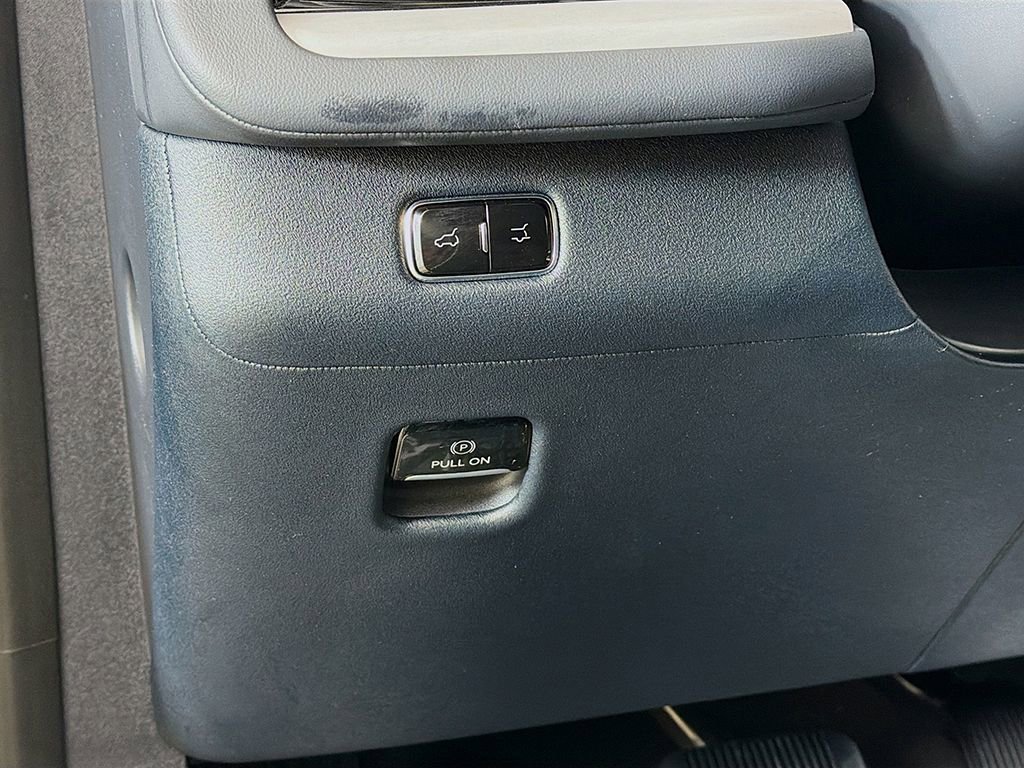 Used 2025 Lincoln Navigator Reserve image 34