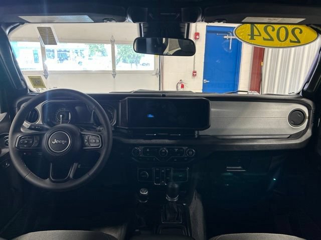Used 2024 Jeep Wrangler Unlimited AWD/4WD image 15