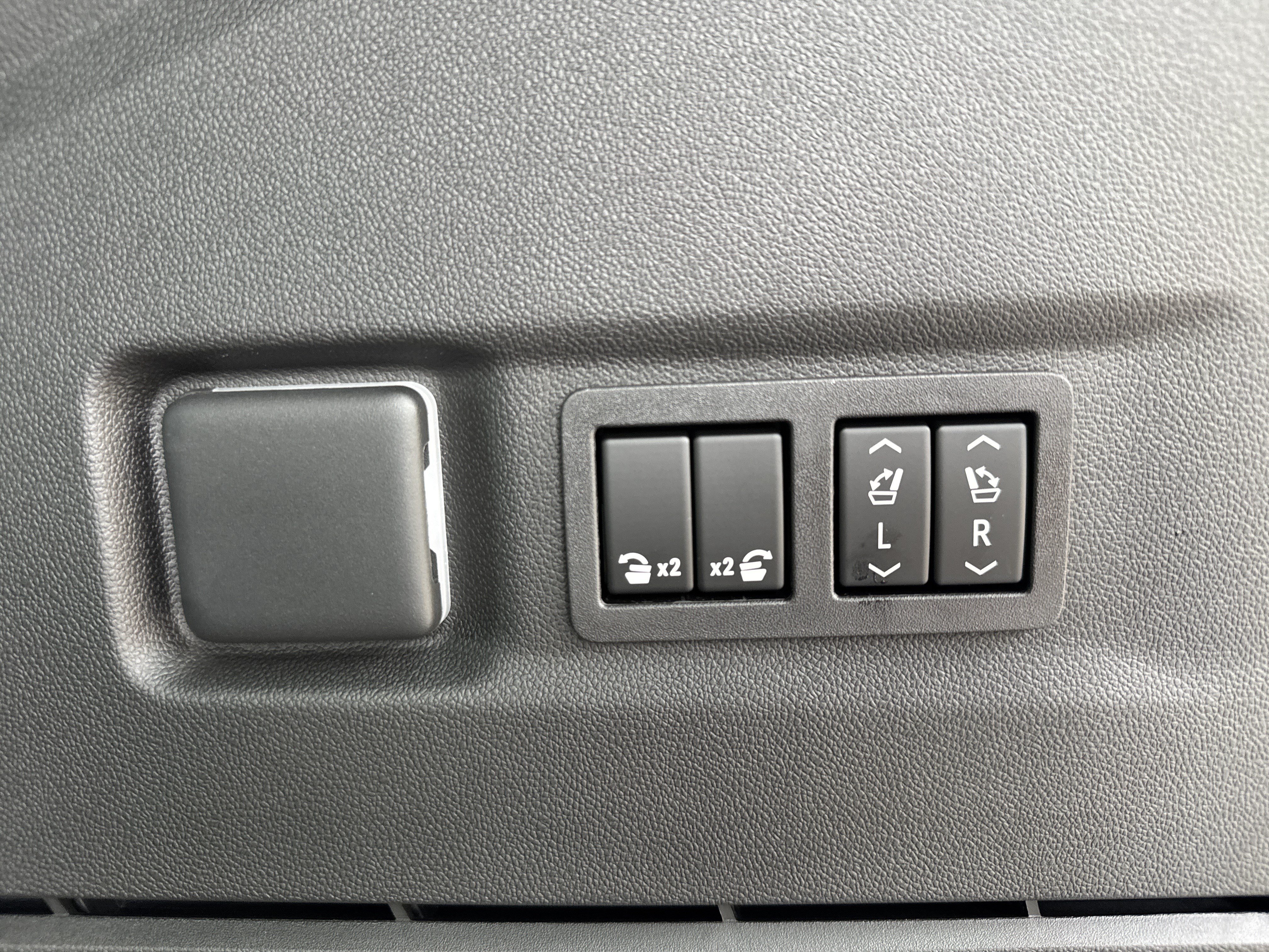 New 2026 GMC Yukon XL Denali w/ Sun & Power Step Package AWD/4WD image 37