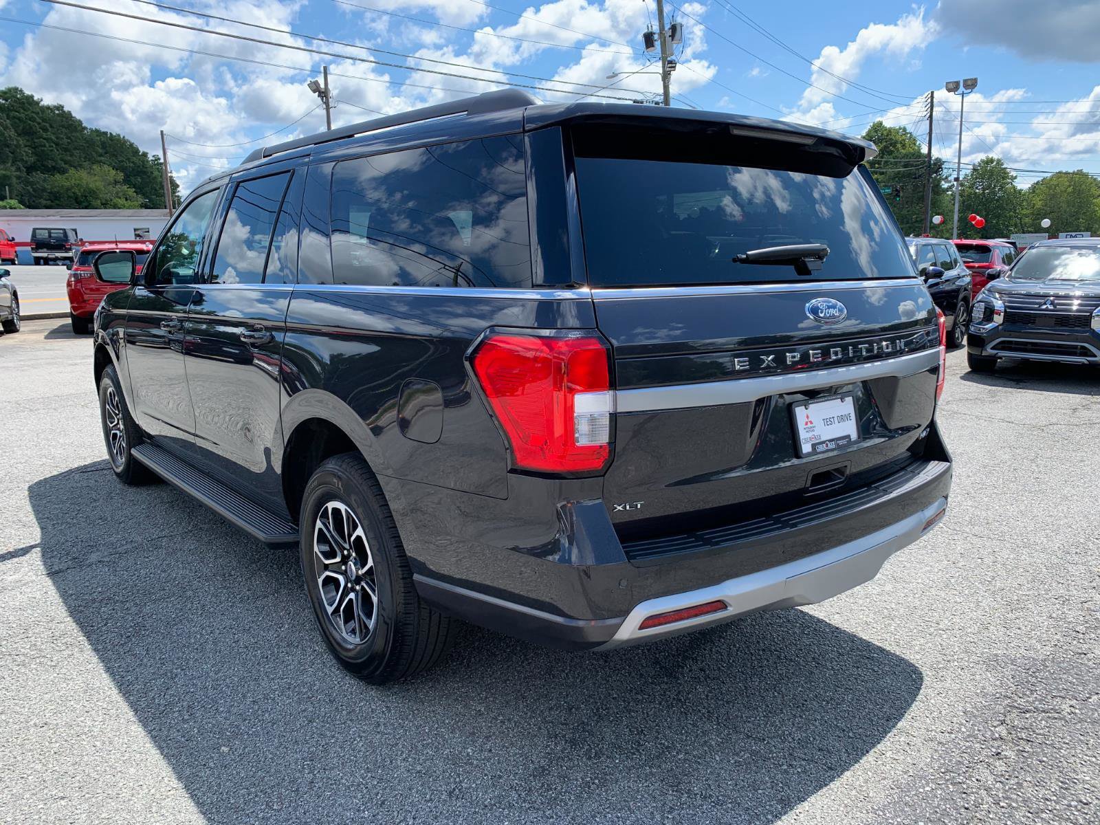 Used 2024 Ford Expedition Max XLT image 5