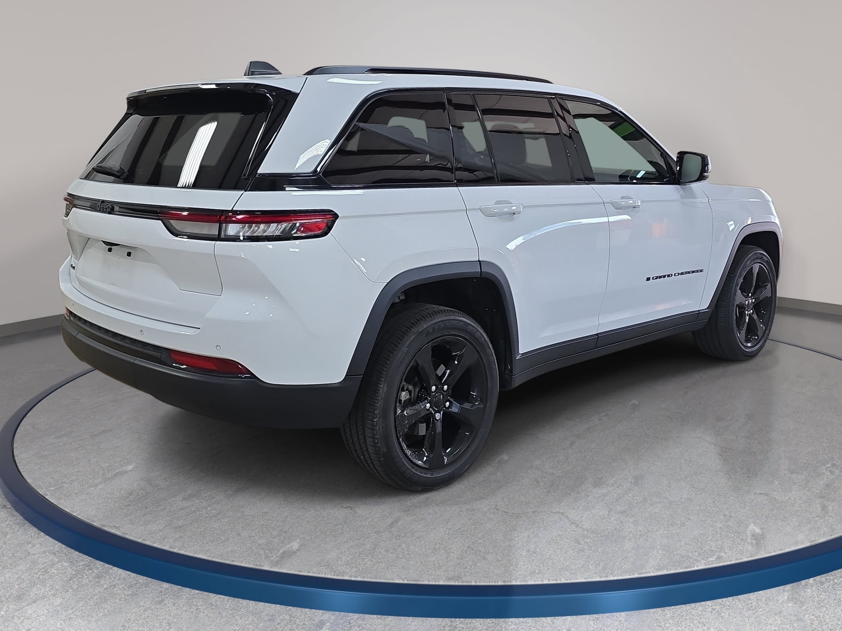 Used 2023 Jeep Grand Cherokee Altitude AWD/4WD image 6