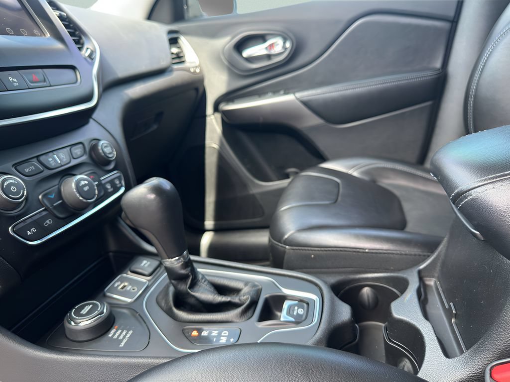 Used 2019 Jeep Cherokee Latitude Plus w/ Cold Weather Group AWD/4WD image 13