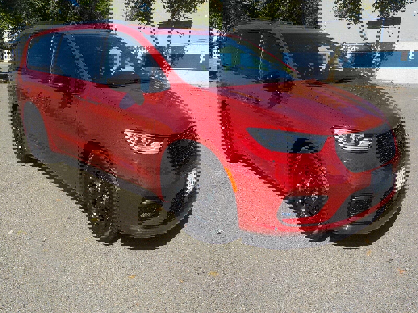 Used 2025 Chrysler Pacifica Premium image 2