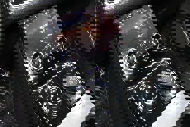 Used 2018 Land Rover Range Rover Velar R-Dynamic SE image 16