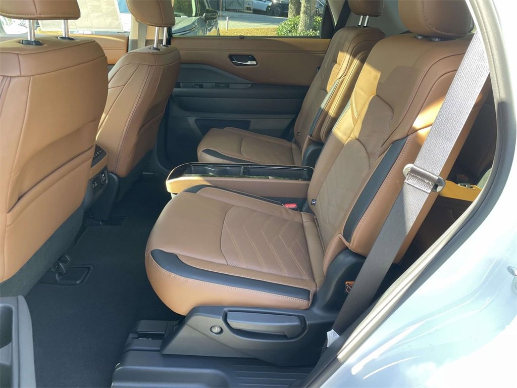 New 2025 Nissan Pathfinder Platinum image 9