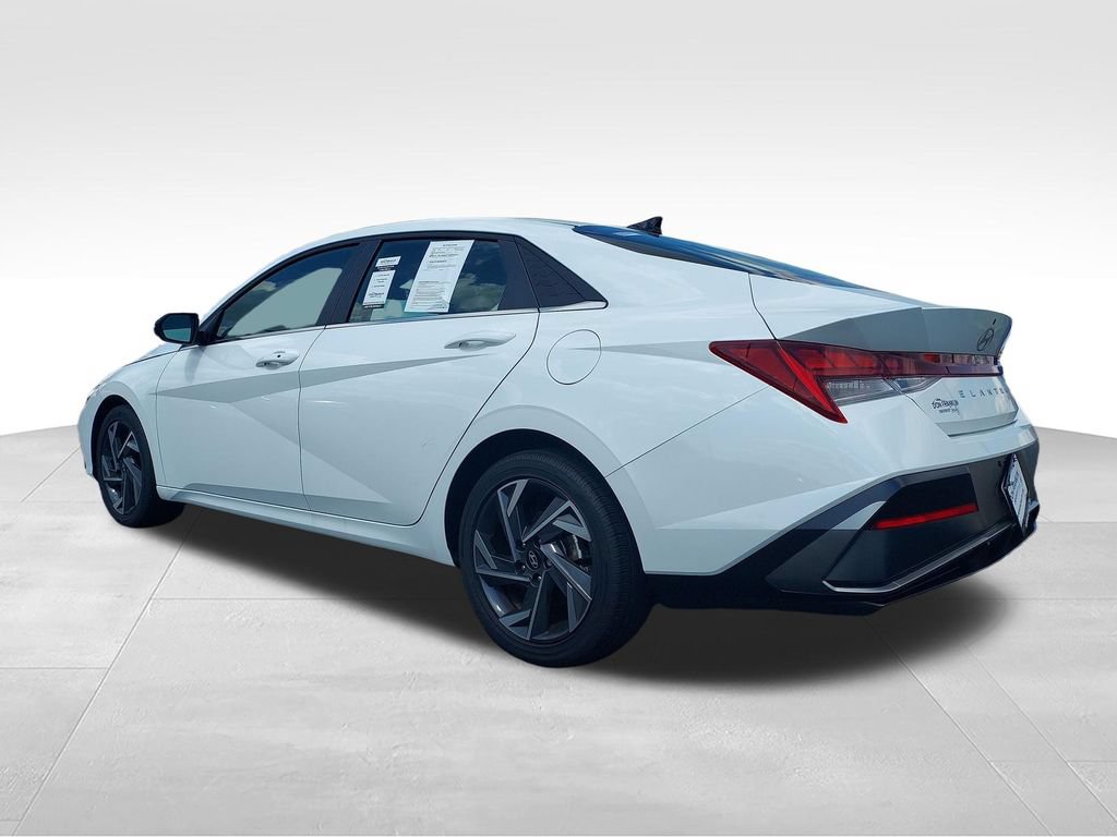 Used 2025 Hyundai Elantra SEL FWD image 3