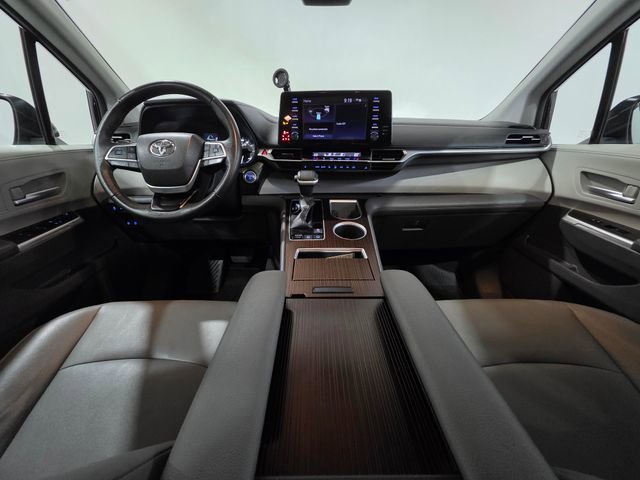 Used 2023 Toyota Sienna XLE FWD image 14
