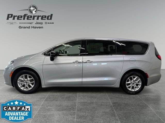 Used 2024 Chrysler Pacifica Touring-L FWD image 2