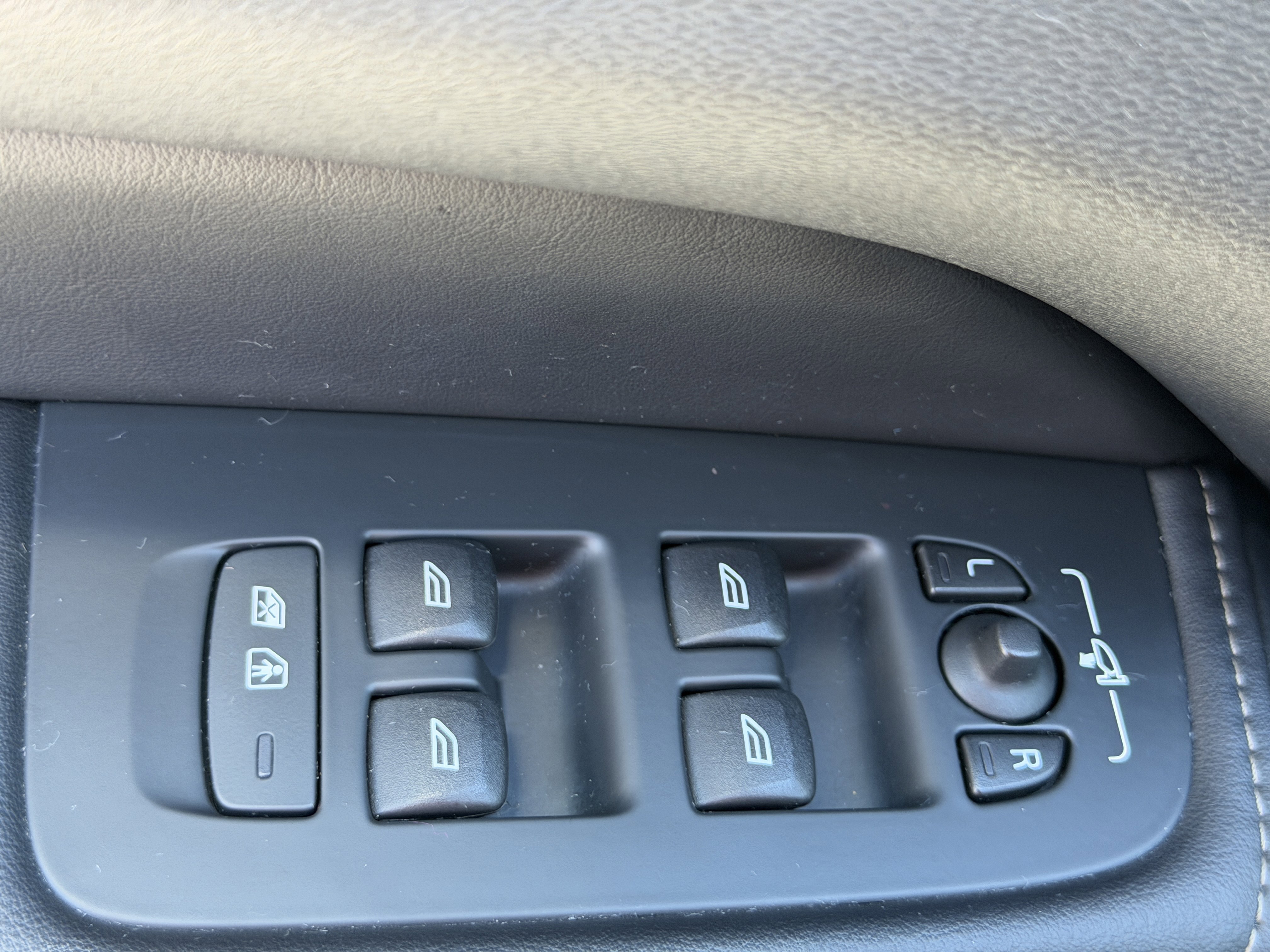 Certified 2023 Volvo XC60 B5 Ultimate w/ Protection Package Premier image 18