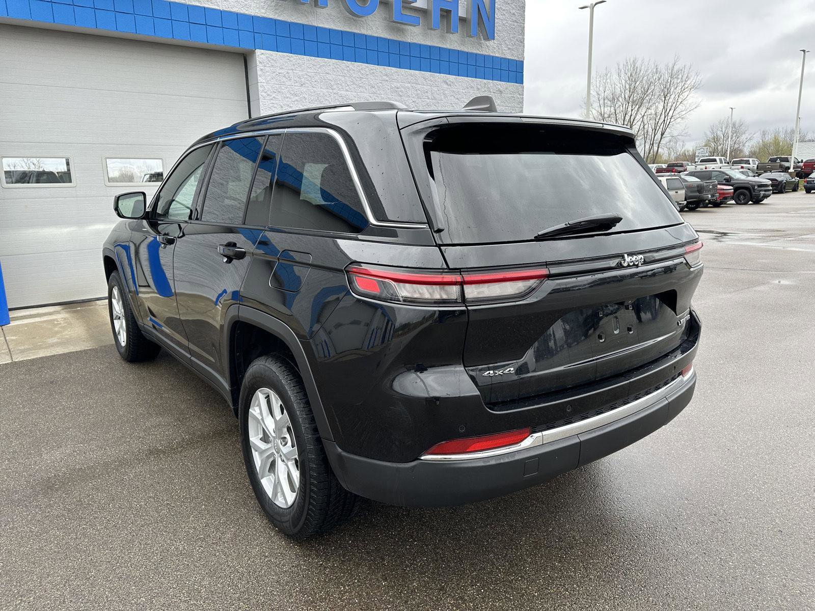 Used 2023 Jeep Grand Cherokee Limited AWD/4WD image 3
