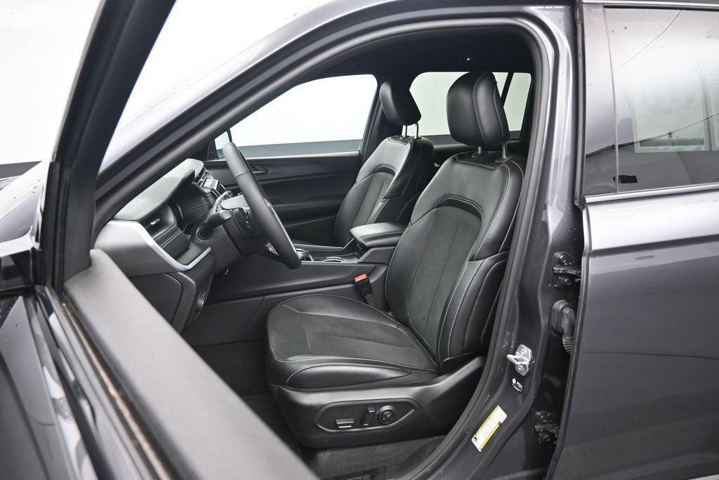 Used 2025 Jeep Grand Cherokee Altitude AWD/4WD image 20