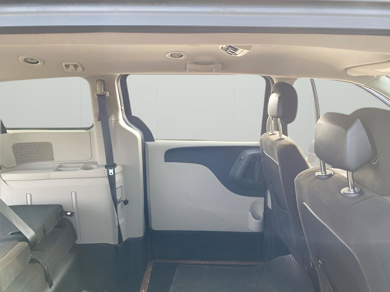 Used 2016 Dodge Grand Caravan SXT FWD image 36