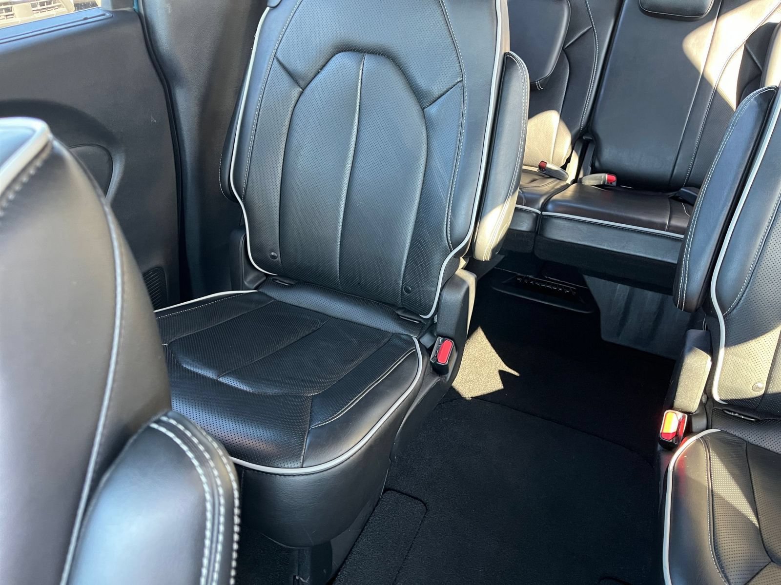 Used 2025 Chrysler Pacifica Limited FWD image 43