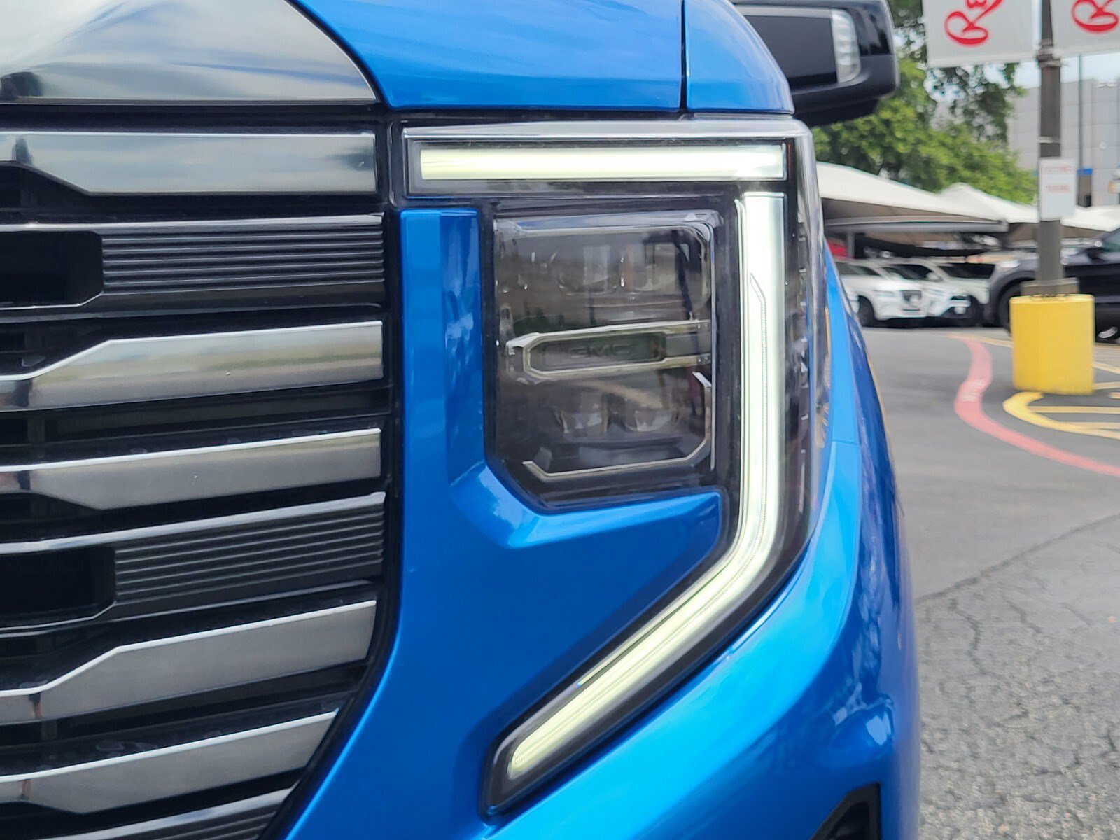 Used 2024 GMC Sierra 1500 AT4 w/ Technology Package AWD/4WD image 11