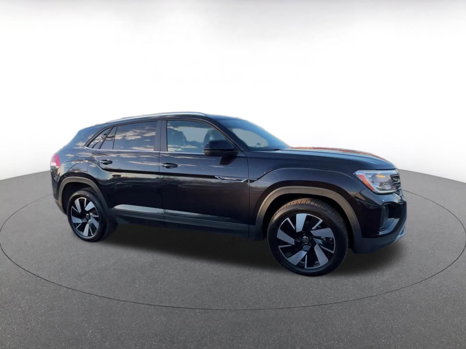 Used 2025 Volkswagen Atlas Cross Sport SE image 2