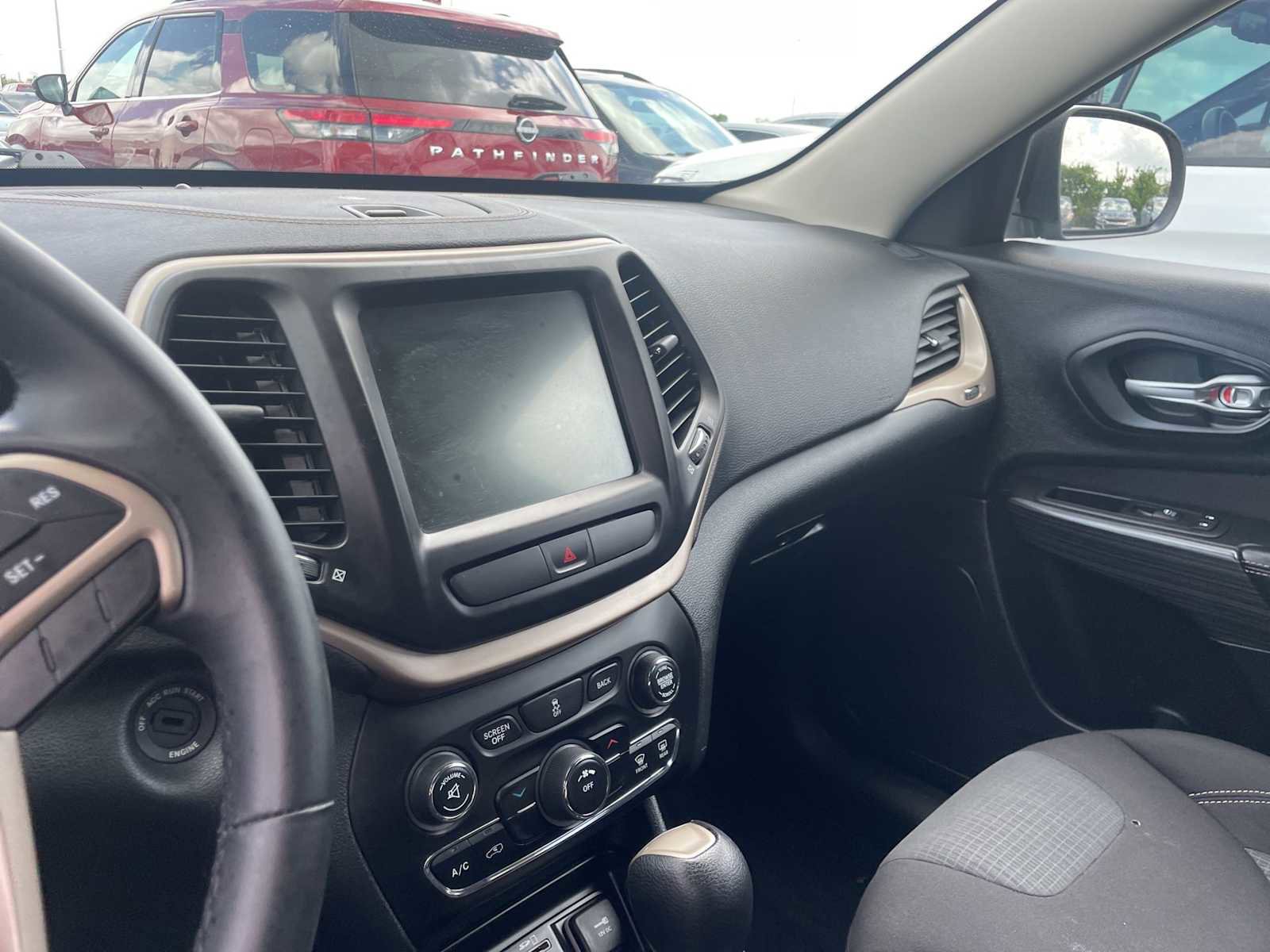 Used 2016 Jeep Cherokee Latitude FWD image 6