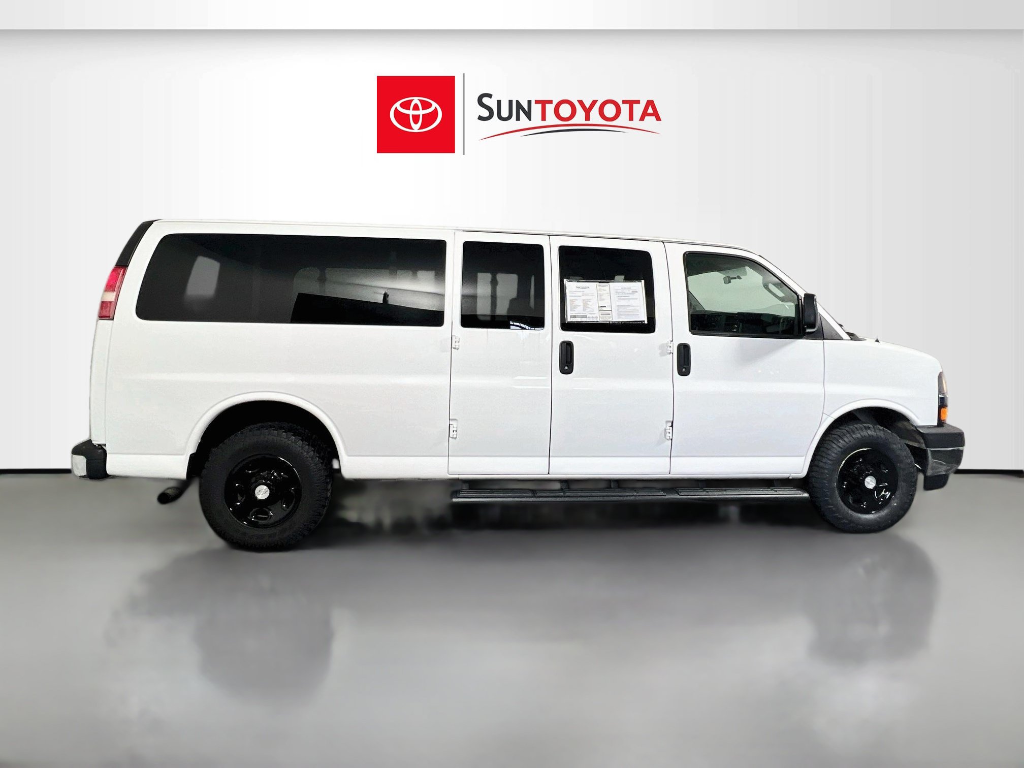 Used 2017 Chevrolet Express 3500 LT w/ LT Preferred Equipment Group RWD image 2