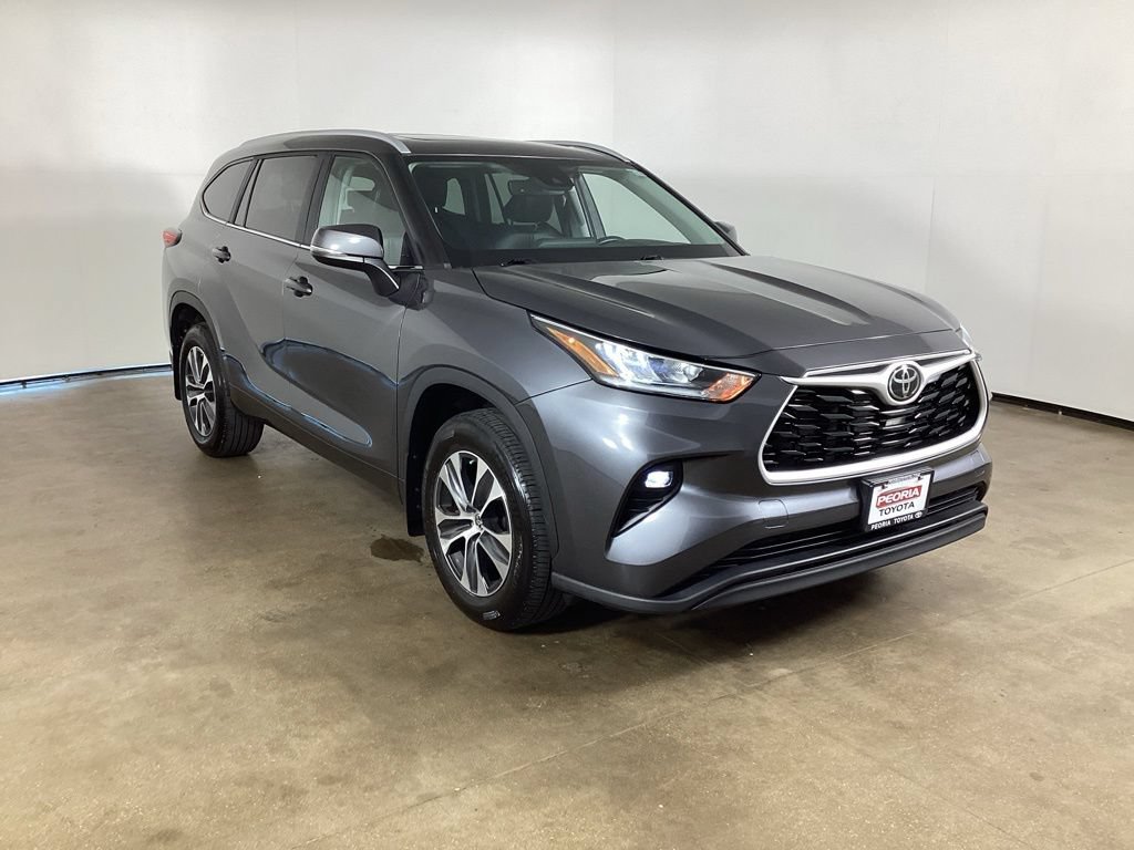 Used 2023 Toyota Highlander XLE AWD/4WD image 3
