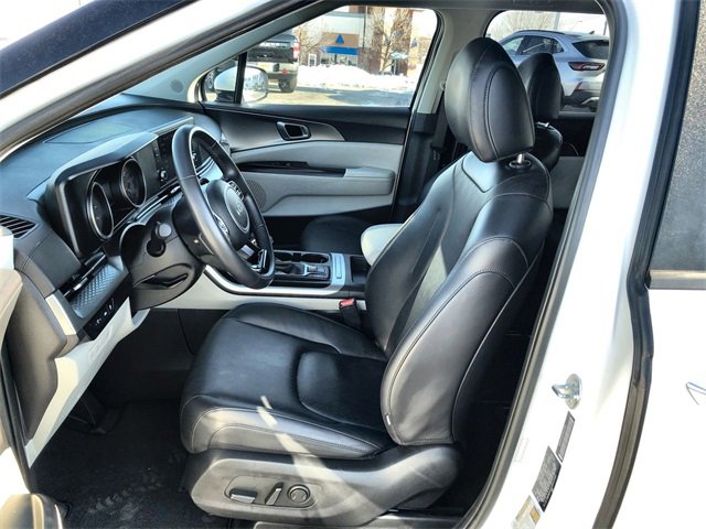 Used 2024 Kia Carnival LX image 11