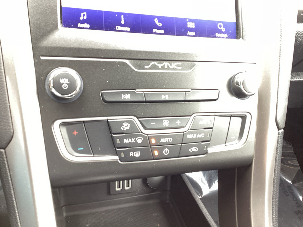 Used 2020 Ford Fusion SE image 26