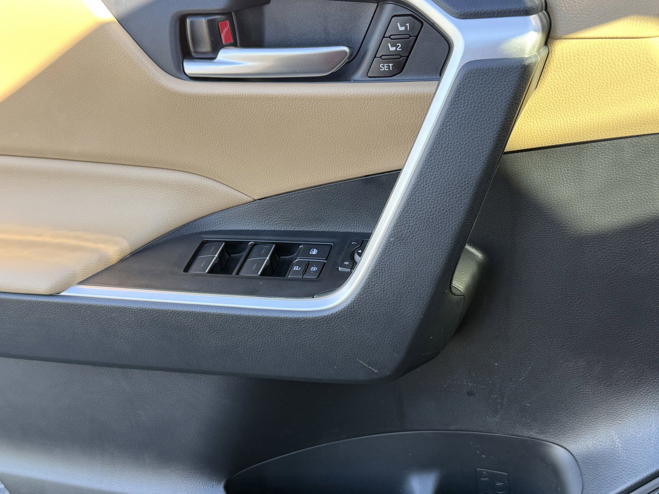 Used 2025 Toyota RAV4 XLE Premium image 19