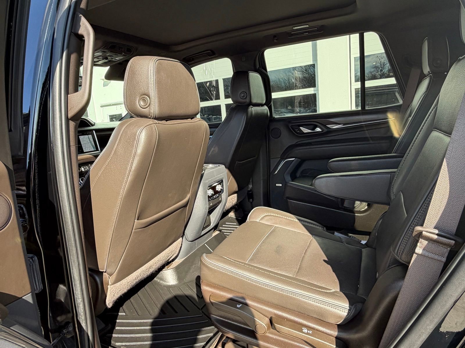 Used 2022 GMC Yukon Denali w/ Denali Premium Package image 10