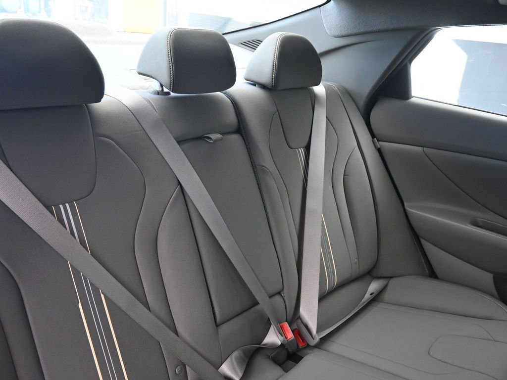 Used 2025 Hyundai Elantra SEL image 14
