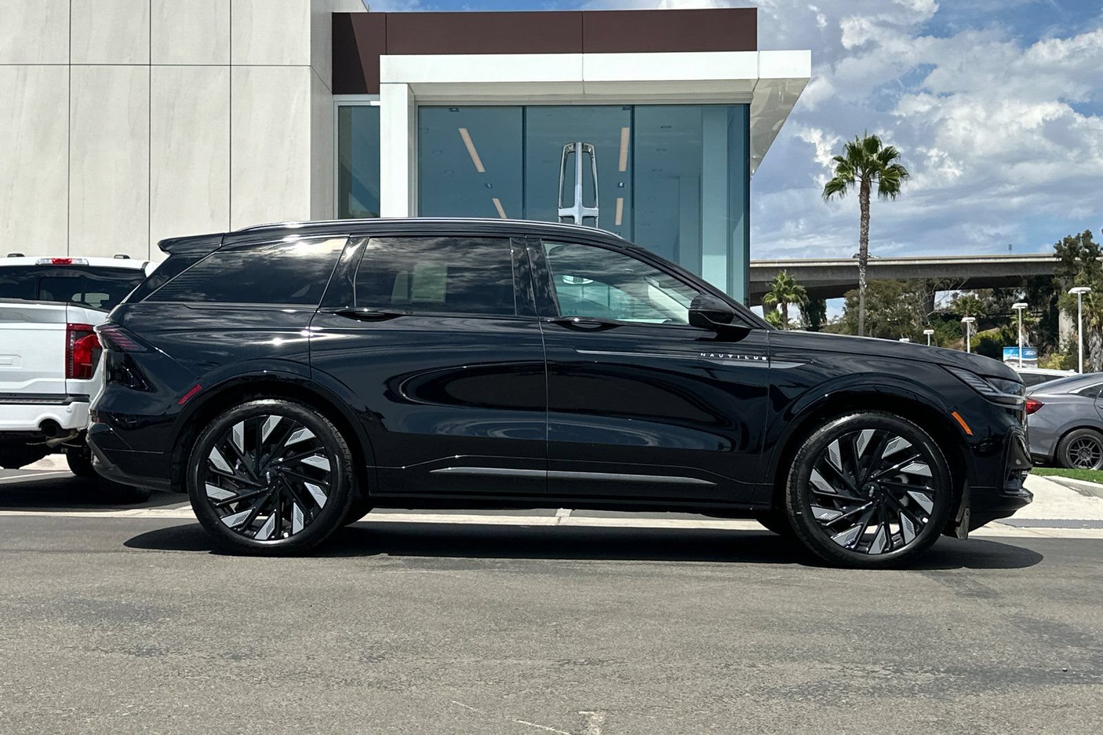 New 2026 Lincoln Nautilus Reserve w/ Jet Appearance Package AWD/4WD image 2