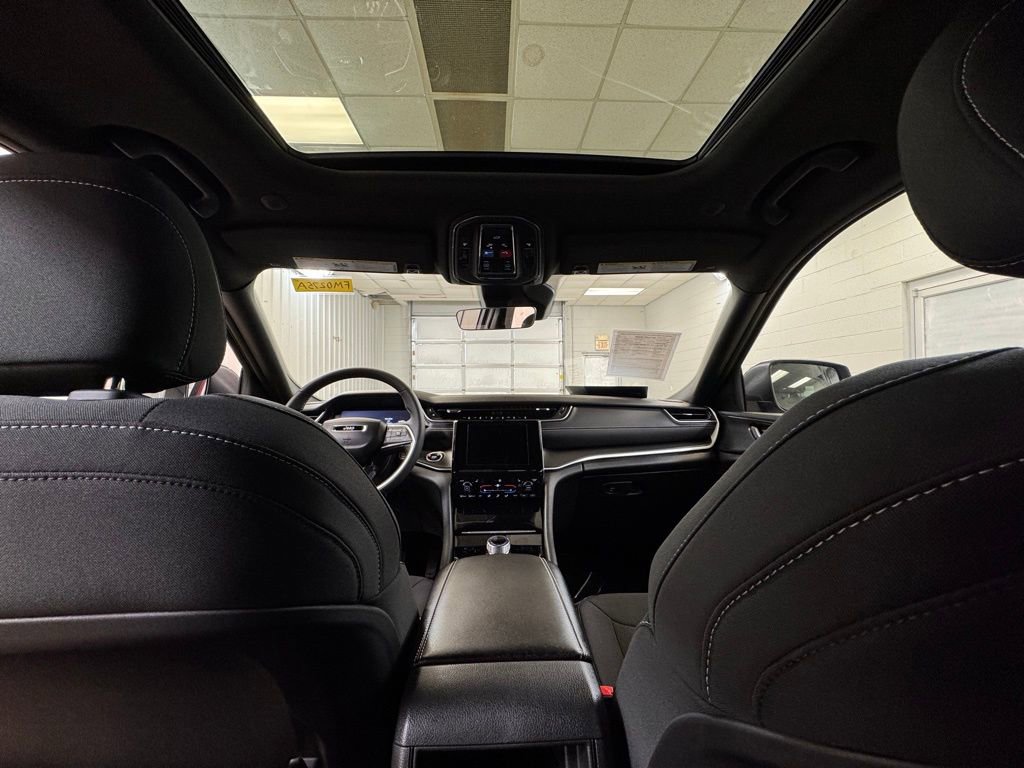 Used 2025 Jeep Grand Cherokee Laredo X w/ Luxury Tech Group I image 18