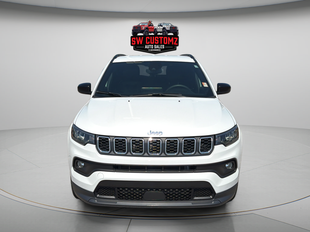 Used 2024 Jeep Compass Latitude AWD/4WD image 2