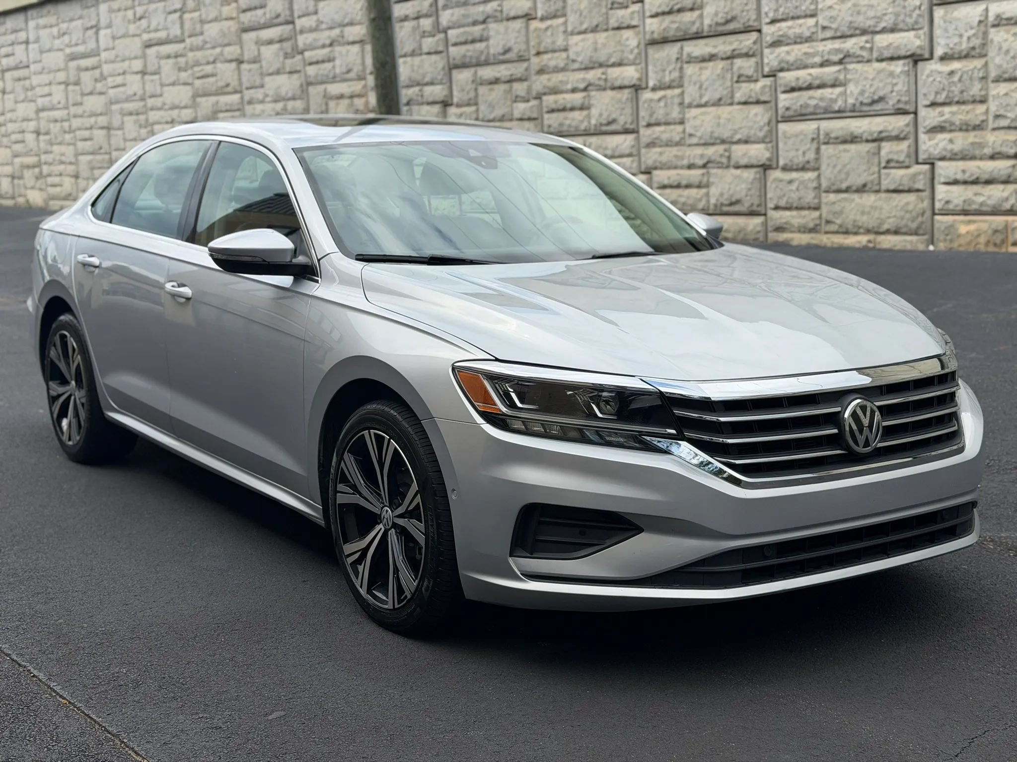Used 2020 Volkswagen Passat 2.0T SEL FWD image 6