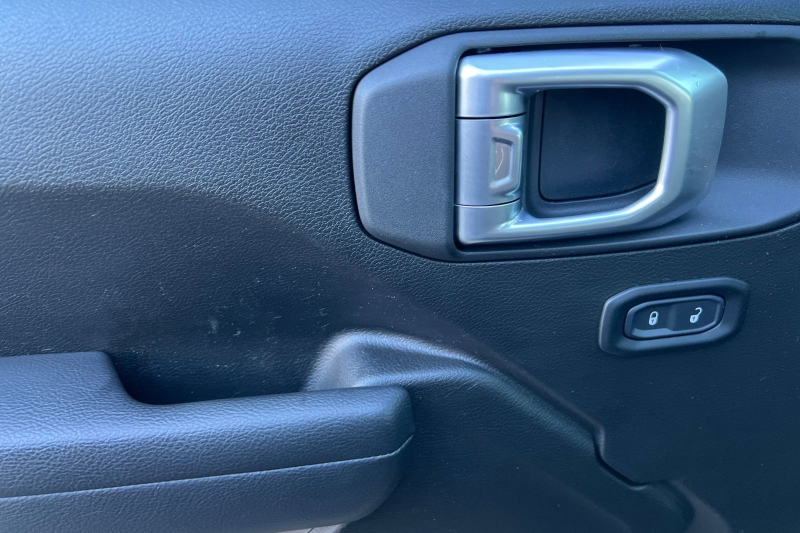 Used 2025 Jeep Wrangler Sport image 8