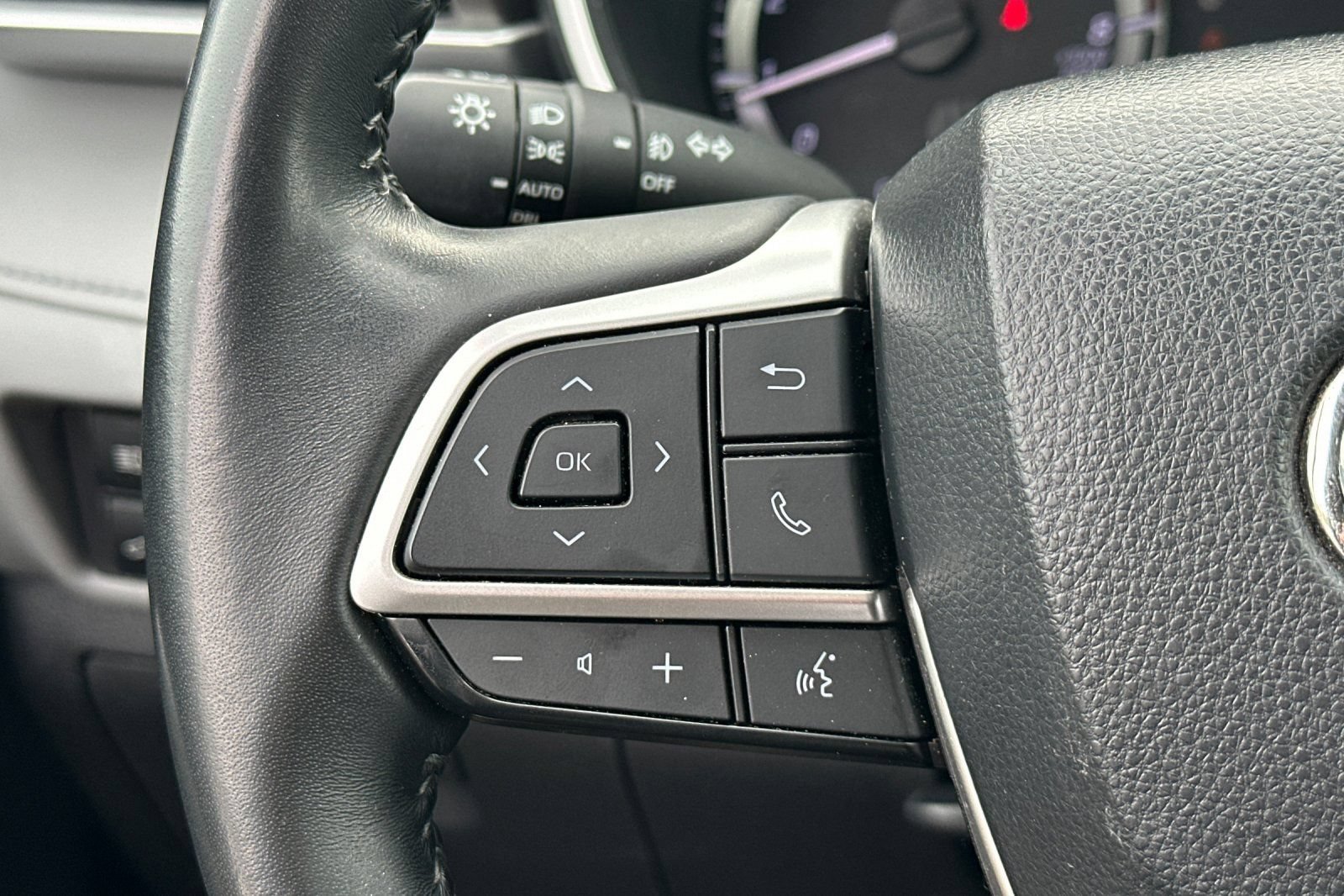 Used 2023 Toyota Highlander XLE AWD/4WD image 36