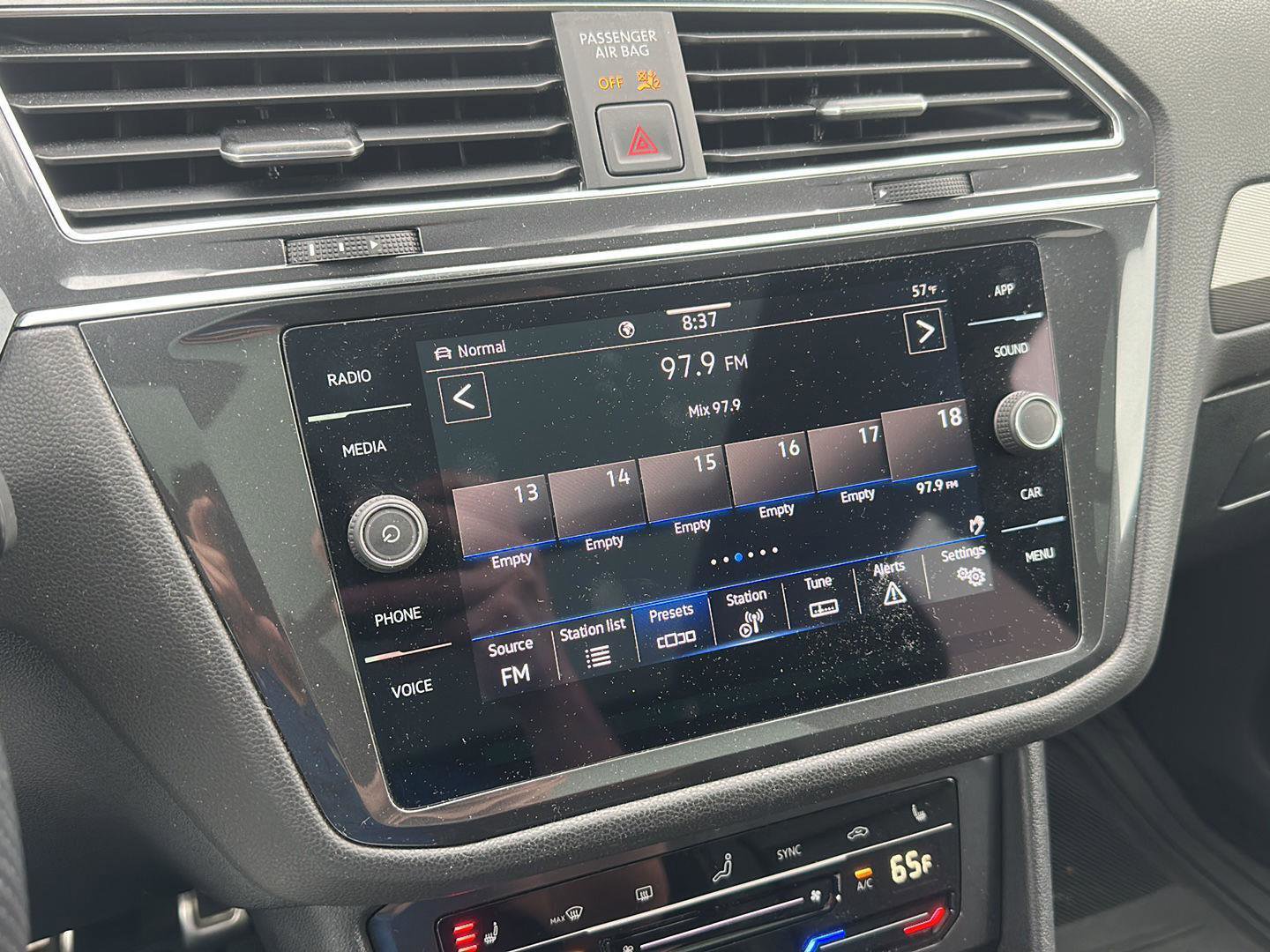 Used 2022 Volkswagen Tiguan SE R-Line image 16