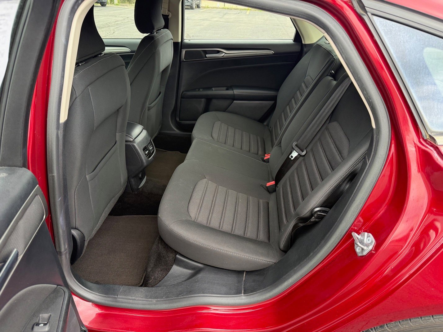 Used 2018 Ford Fusion SE w/ Fusion SE Technology Package FWD image 7