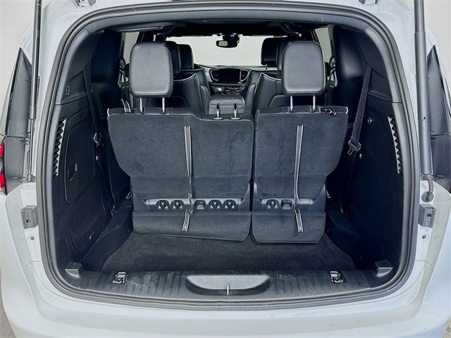 Used 2025 Chrysler Pacifica Premium image 26