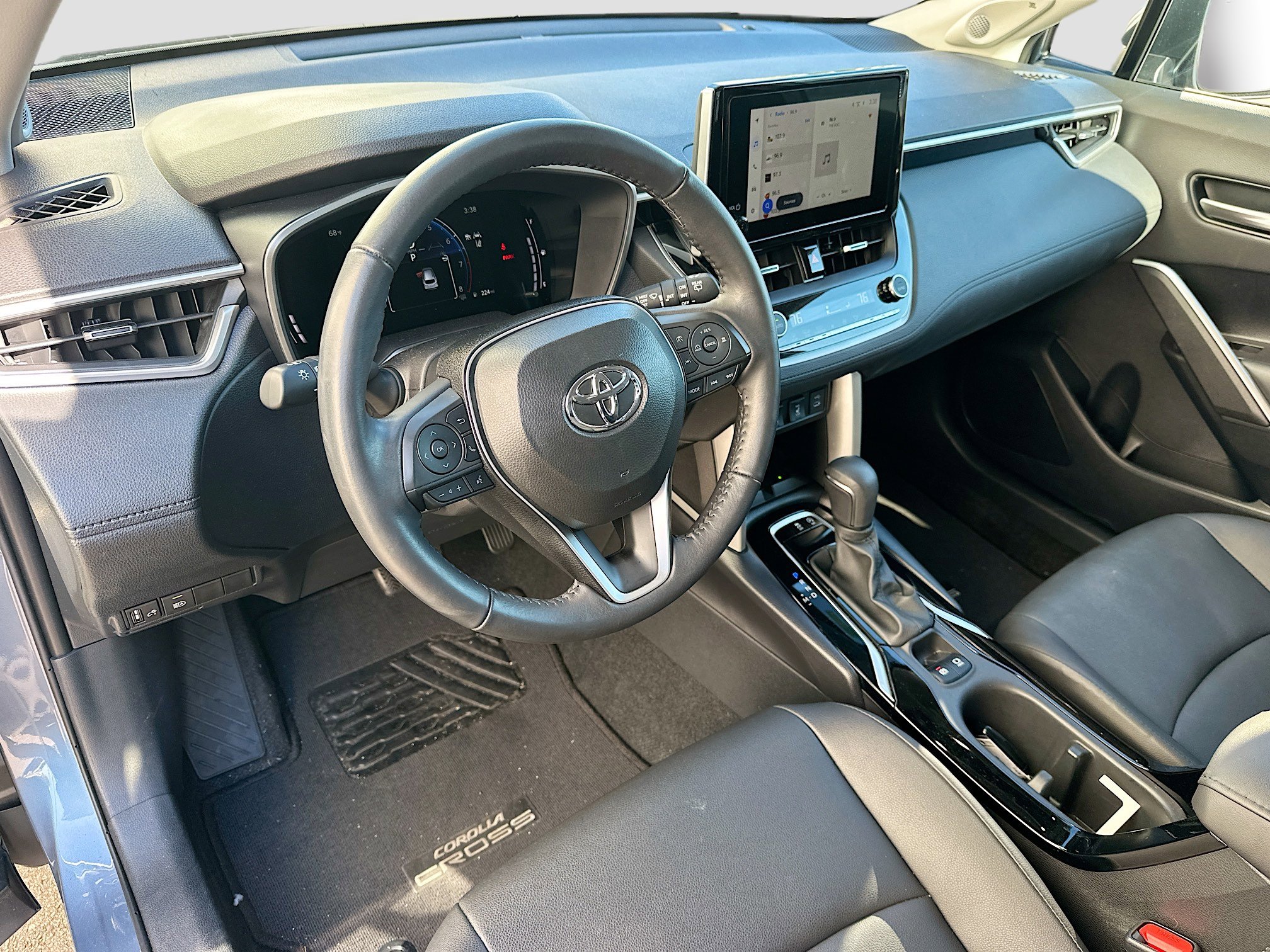 Used 2024 Toyota Corolla Cross XLE w/ Convenience Package image 9