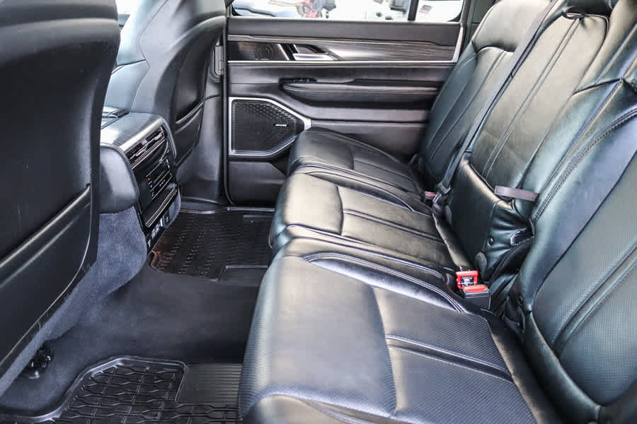 Used 2024 Jeep Wagoneer L Series II w/ Flexible Seating Group AWD/4WD image 17
